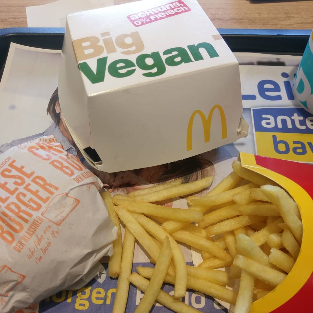 SELBSTVERSUCH: Vertragen sich ein veganer Burger und ein normaler im…