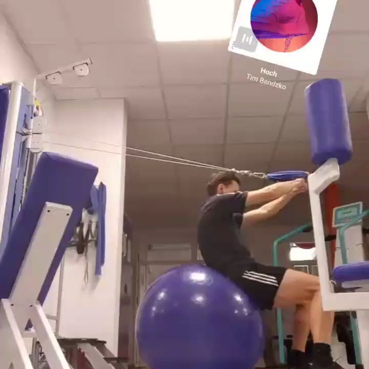 Bauchmuskelübung auf dem Gymnastikball und Seilzug 🔵🏋️ Nach zwei durchstandenen…